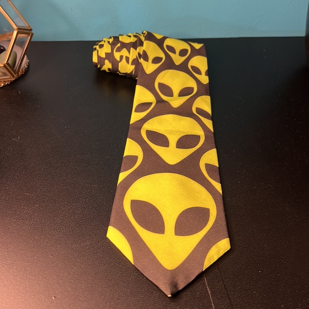 Vintage 1996 Ralph Marlin Alien Heads Neon Green & Black Tie
